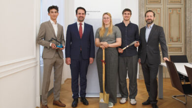 Lehrlinge berichten über wertvolle Berufs-Erfahrungen im Ausland: Speditionskaufmannslehrling Oliver Szücs, Bildungsminister Christoph Wiederkehr, Gartenbaufacharbeiterin Eva Brandt, Tischler Sebastian Zöttl und OeAD-GF Jakob Calice (v.l.)