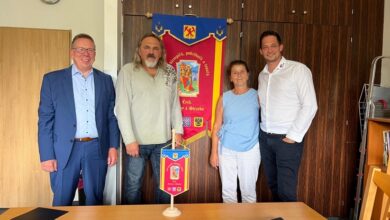 Beim Eintritt in den tschechischen Dachdeckerverband: Fleck-Geschäftsführer Christoph Nielacny, Verbandsvorsitzender Ivan Dvořák, Sekretärin Kašpárková Dudková Ladislava und Florian Kurzbauer, Fleck-Handelsvertreter Mittel- und Osteuropa (v. l.).