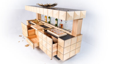 Überraschung „inside“: Eine im Inneren des Sideboards versteckte Bar wird per Knopfdruck nach oben gefahren und sichtbar.