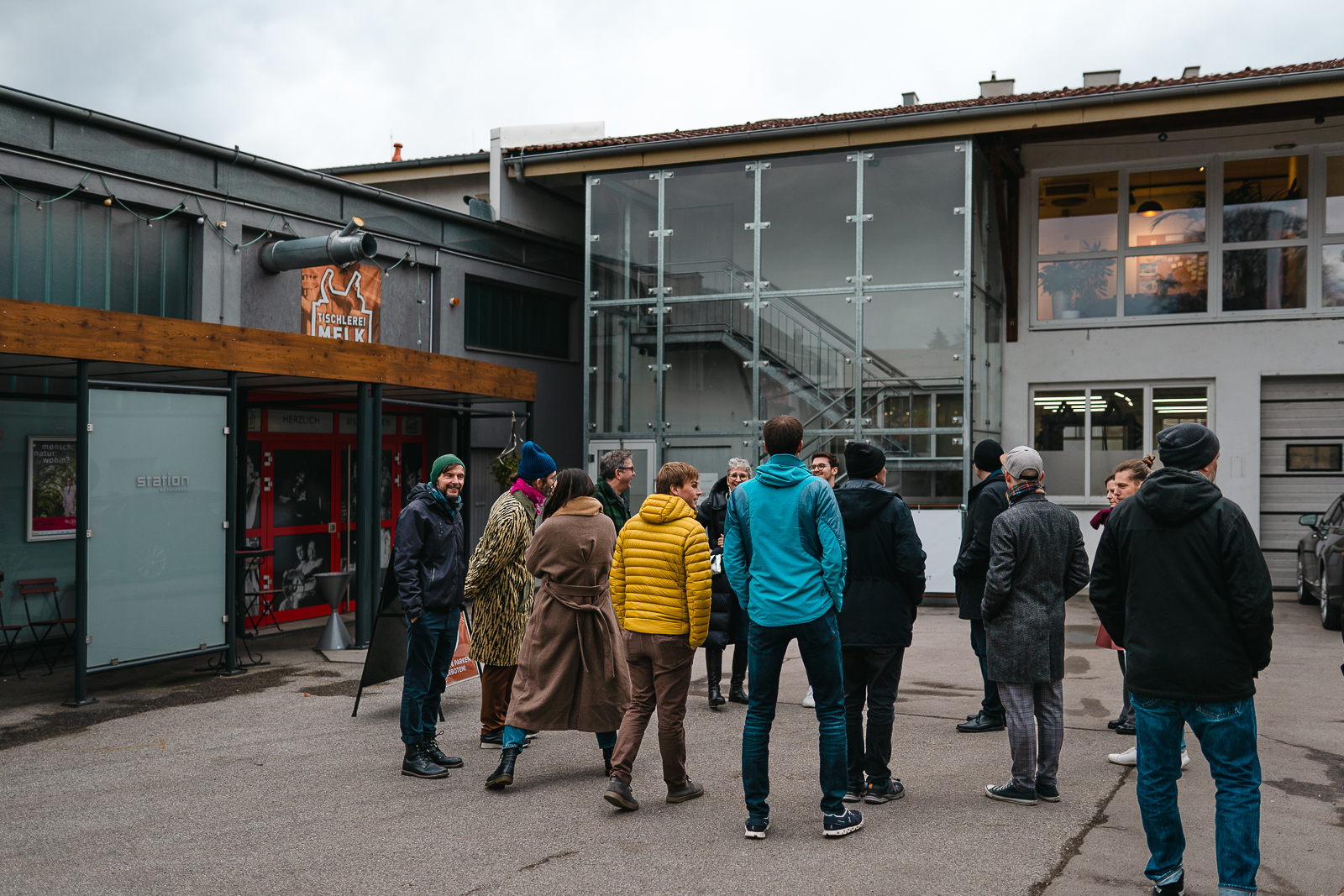 Menschen am Areal der Tischlerei Melk