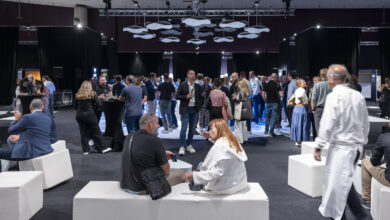 Die Atmosphäre bei der ARCHITECT@WORK ist gut: Viele Menschen bummeln durch die Messe.