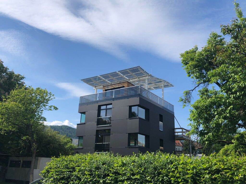 Glasbau Außenraum: Für das Siegerprojekt, ein Energiehaus+ in Graz, lieferte und montierte das Team von Glas Meisl sondergefertigte PV-Module in Nurglasoptik für die Fassade und das Glasbau Außenraum: Für das Siegerprojekt, ein Energiehaus+ in Graz, lieferte und montierte das Team von Glas Meisl sondergefertigte PV-Module in Nurglasoptik für die Fassade und das gebogene Sonnendach.