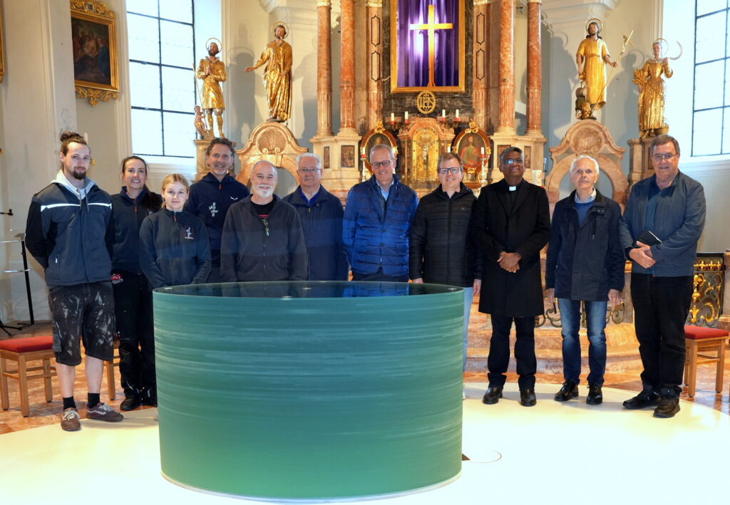 Eine besondere und herausfordernde Aufgabe für das Team von Glas Siller war die Fertigung und die Lieferung der gläsernen Objekte für den Altarraum der Pfarrkirche in Münster. Der Altar aus geschichtetem Weißglas hat ein Gewicht von drei Tonnen.