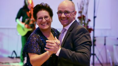 Über 120 Glaser*innen aus ganz Österreich feierten den traditionellen Glasscherb'ndanz.