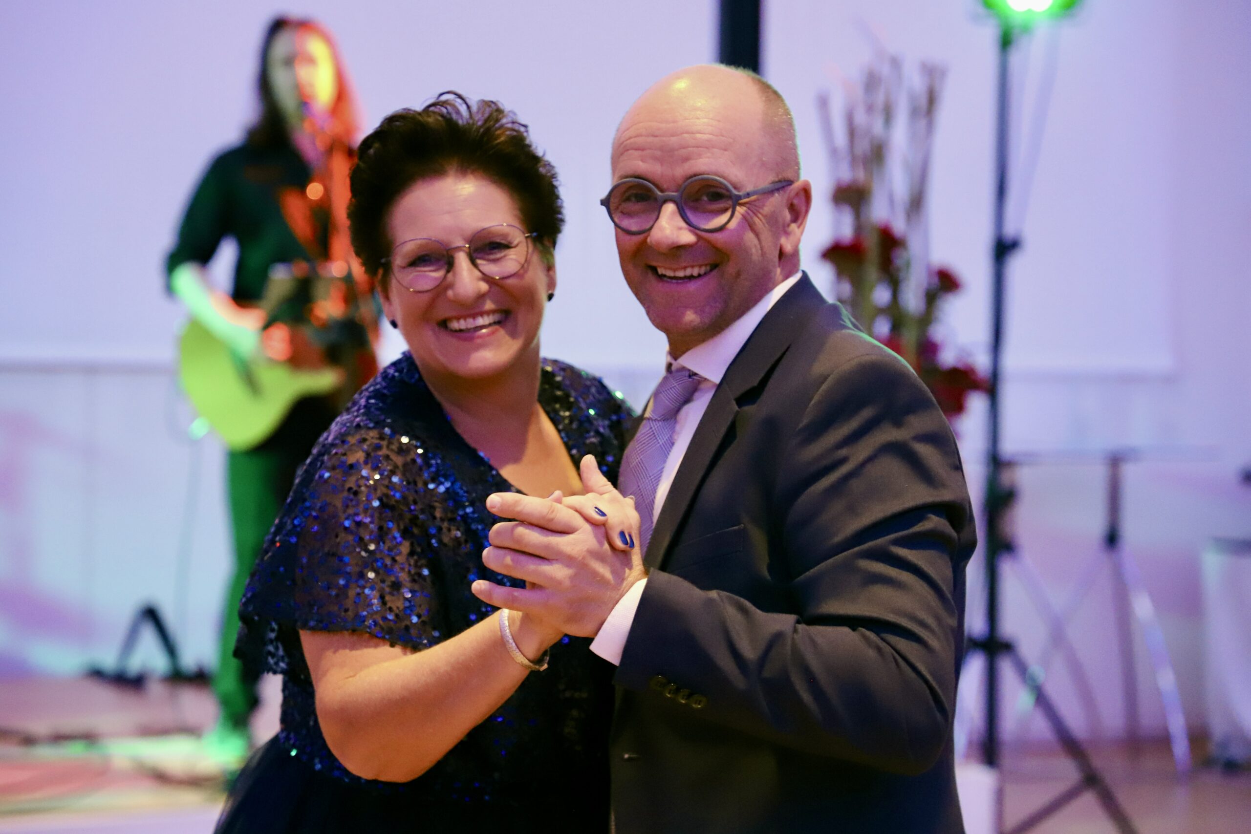 Glaser*innen am Tanzparkett