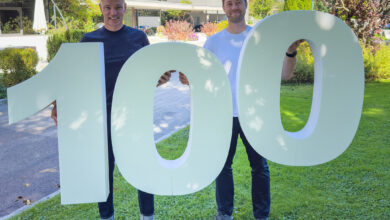 EPSolutely: Bis voraussichtlich Ende 2025 wird die 100-Tonnen-Marke geknackt – sind sich Roland Hebbel, GF Steinbacher (li.) und Maximilian Bernard, Leitung Forschung & Entwicklung, sicher.