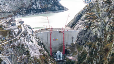 Die fertige neue Stau-mauer Ende Septem-ber 2024, kurz vor der Demontage des ersten WOLFF Krans. © grimselfoto.ch