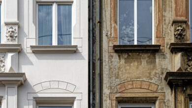 Sanierung: Renoviertes und nicht renoviertes Altbau Haus.