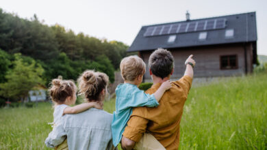 Familie zeigt auf Haus. © Halfpoint iStock Getty Images Plus