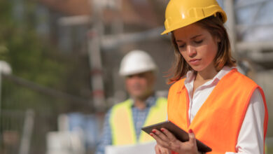 Junge Bauingenieurin mit Tablet auf der Baustelle © Cineberg iStock Getty Images Plus