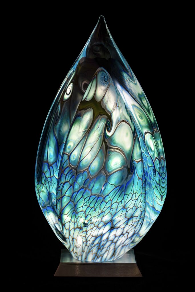 „Lapuna“, mundgeblasene Skulptur, 2024, 61 cm, 13,7 kg. © Qytun Gural