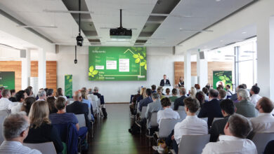 Am KliNa Tag 2025 wurde diskutiert, wie die Klimaziele eingehalten werden können. Die Expertinnen sitzen im Raum vor einer Powerpoint.