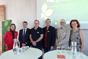 Caroline Palfy, Riccardo Savigliano, Michael Jungwirth, Jürgen Stern, Johannes Czeczil, Sigrid Stagl diskutieren, wie die Klimaziele durch eine Bauwende erreicht werden können.