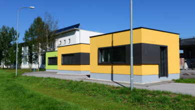 Das Herzstück des Forschungsprojekts "CoolBRICK" waren zwei baugleiche Testhäuser mit Ziegelwänden und Außenrollos an den Fenstern auf dem Gelände der BAUAkademie Salzburg, in denen die optimale Nachtlüftung untersucht wurde. Monitoring und Simulation liefern klare Erkenntnisse für energieeffizientes Bauen.