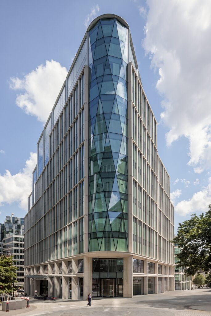 Für die Diamantgitterfassade von Stonecutter Court lieferte AGC Interpane Architectural Glass Verglasungen abseits jedes Standards: dreieckige und trapezförmige "ipasol neutral 70/37" und "Stopray Vision-62"-Sonnenschutz-Isoliergläser, wegen der besonderen Geometrien oft mit zurückgesetzter Kante, auf vorgespannten und nicht vorgespannter Low- und Mid-Iron Basisgläsern und meist beidseitig als Verbundsicherheitsgläser aufgebaut. © Dirk Lindner