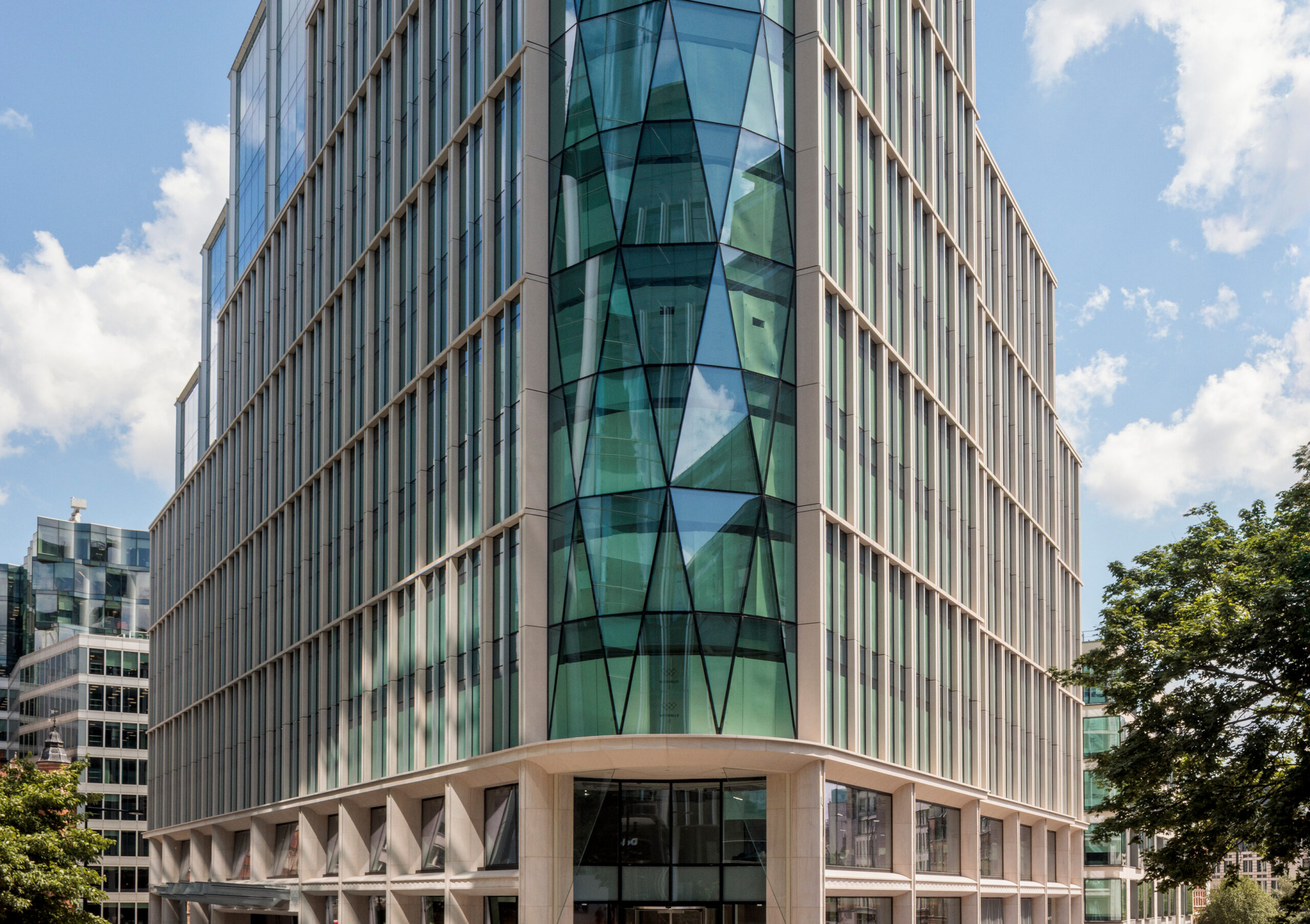 „Diamantgitter“-Fassade mit besonderen Isolierglasaufbauten