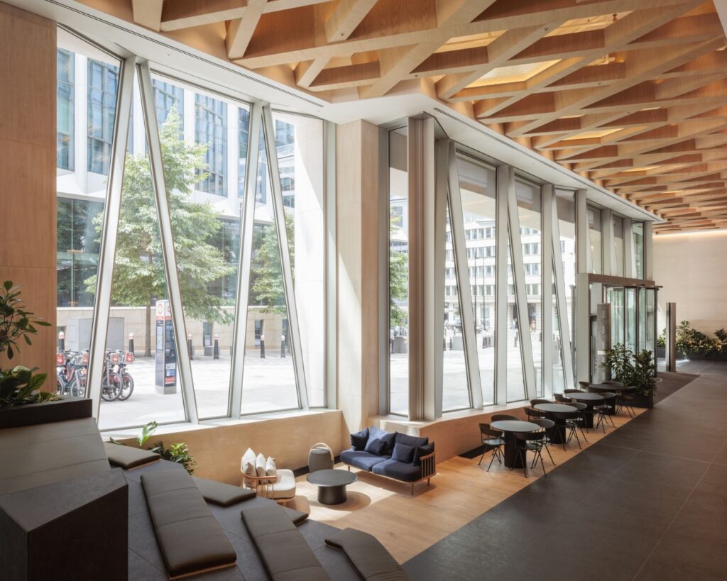 Im Erdgeschoß kamen maßgeschneiderte dreieckige und rautenförmige "ipasol"-Sonnenschutzgläser mit hoher Tageslichttransmission, neutraler Ästhetik und exzellentem Sonnenschutz zum Einsatz. © Dirk Lindner