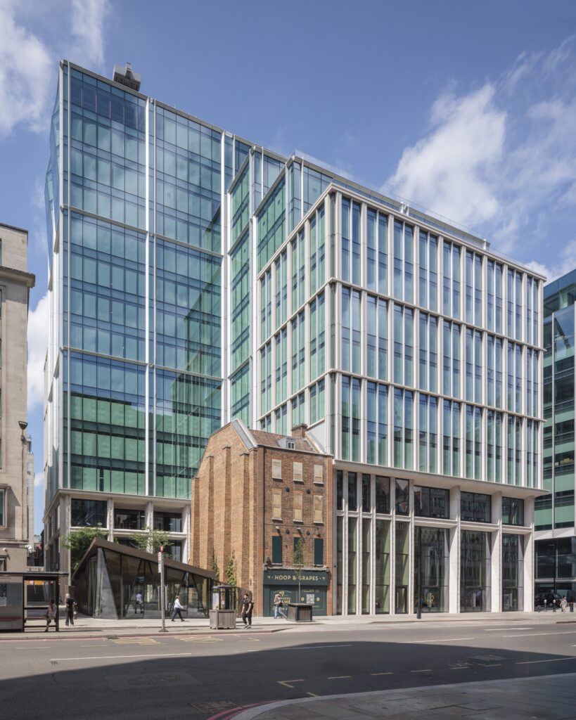 Neben dem denkmalgeschützten Pub "Hoop & Grapes" gelegen, wurden für "Stonecutter Court" Fassaden entwickelt, die das Stadtbild respektieren und aufwerten. ©Dirk Lindner