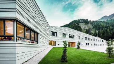 Im alpinen Corvara, in Südtirol, wurde ein Militärgebäude realisiert, das sich deutlich von gewohnten Kasernenbauten abhebt. Die helle Aluminiumhülle wirkt nicht nur klimatisch ausgleichend, sondern prägt auch das moderne Erscheinungsbild der Anlage. © Croce & Wir