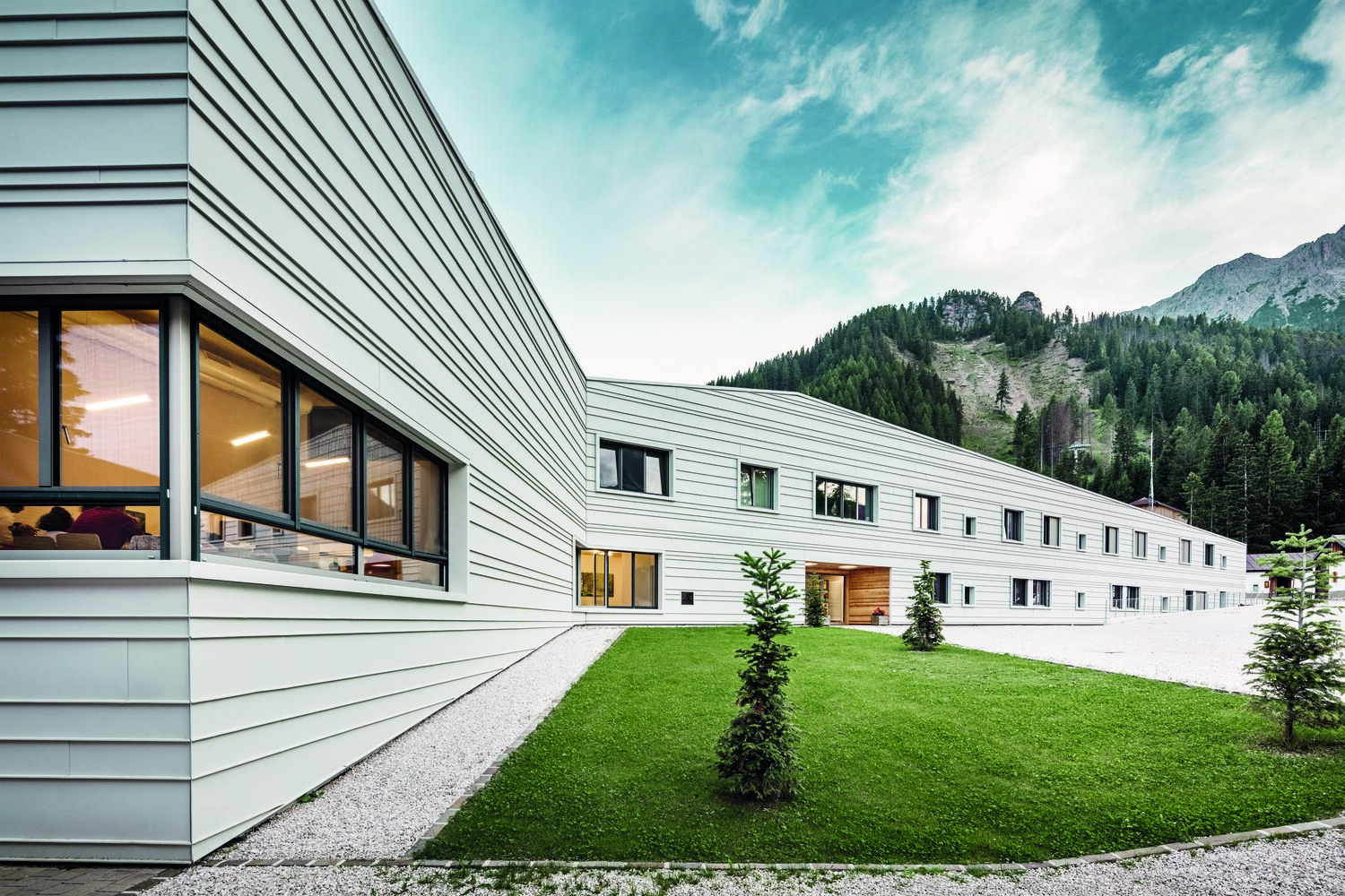 Militärgebäude in weißer Aluminiumhülle