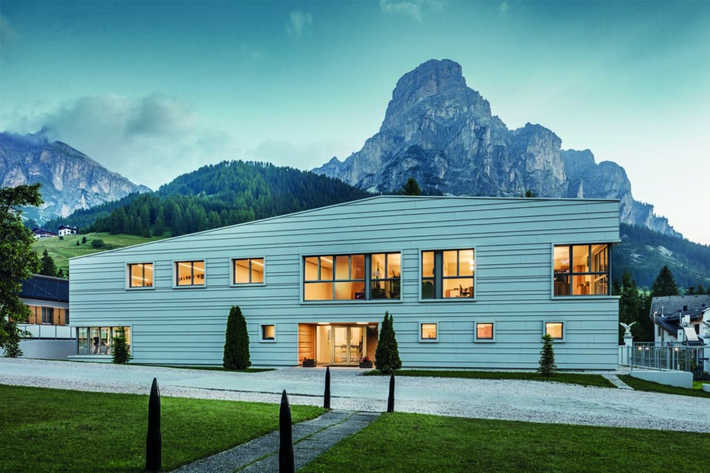 Die „Prefalz“-Scharen wurden in der Werkstatt maßgenau geplant und vorgefertigt und anschließend horizontal in unregelmäßigen Breiten verlegt, gegliedert durch präzise Falzlinien. © Croce & Wir