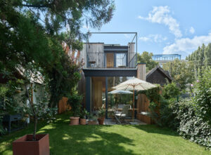 Holzhaus mit großem Garten