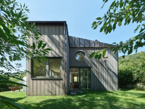 Eine kleine Holzvilla im minimalistischen Stil.