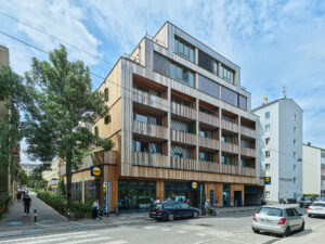 Ein mehrstöckiges Holzhaus mit Balkonen