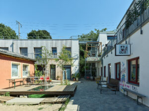 Holzbauprojekt zwischen mehreren Häusern.