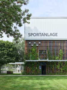Die Turnhalle von außen. Oben steht Sportanlage.