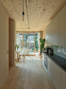 Holzhaus P von innen: Helles Holz und viel Licht.