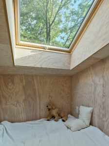 Eine kleine Holzvilla im minimalistischen Stil.