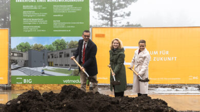 Spatenstich: Rektor der Veterinärmedizinischen Universität Wien Matthias Gauly, Bundesministerin für Frauen, Wissenschaft und Forschung Eva-Maria Holzleitner und Geschäftsführerin der BIG Christine Dornaus. © Dominik Kiss/Vetmeduni
