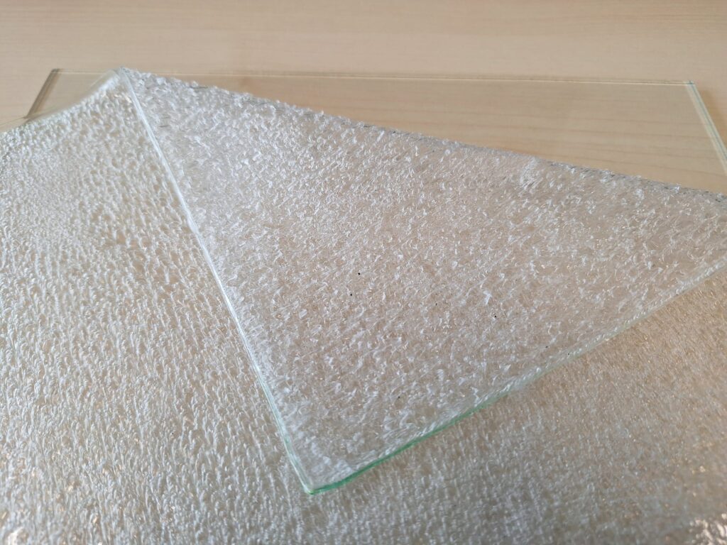 Nach dem Trennverfahren erhält man intakte Glasscheiben und große, von Glasstaub freie, Folienstücke. © Miriam Schuster / TU Darmstadt