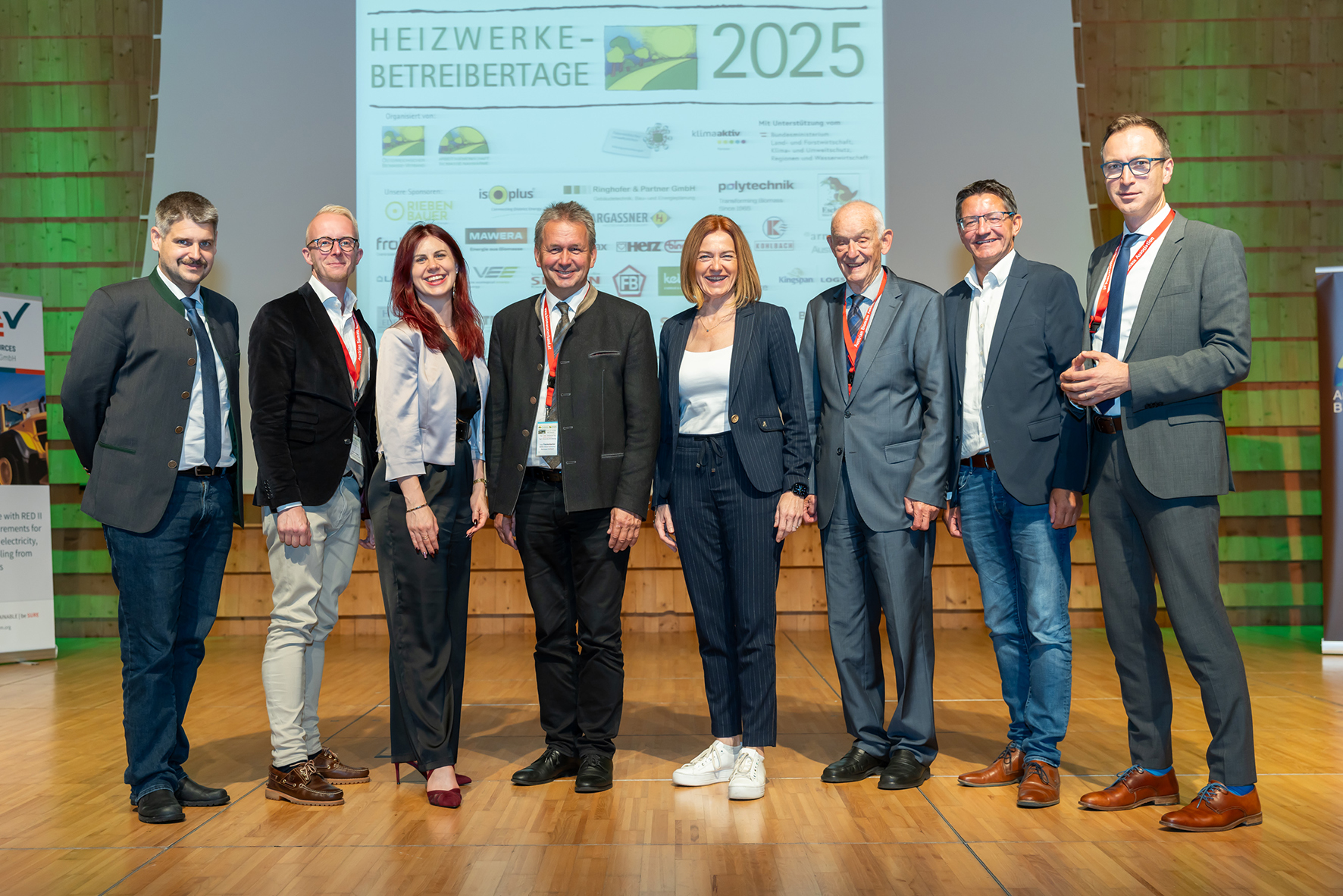 v.li.: Christoph Pfemeter, Präsident des Europäischen Biomasseverbandes und Geschäftsführer des Österreichischen Biomasse-Verbandes, Paul Unterhuber, Demox Research, Moderatorin Corinna Gabauer, Franz Titschenbacher, Präsident des Österreichischen Biomasse-Verbandes, Landesrätin Simone Schmiedtbauer, Heinz Kopetz, Ehrenpräsident des Österreichischen Biomasse-Verbandes, Siegfried Huber, Präsident Landwirtschaftskammer Kärnten, Christian Metschina, Vizepräsident des Österreichischen Biomasse-Verbandes