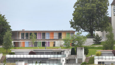 Emissionsarm, biozidfrei und mit nachwachsenden Rohstoffen hergestellt: Die Holzlasur Lignovit Terra. © Bucher Architekt BSA