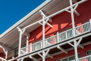 Die Fassadenfarbe „Evocryl“ von Brillux zeichnet sich durch ihreLanglebigkeit aus. Dank der Evoflex-Technologie bleibt die Fassade widerstandsfähig gegen Feuchtigkeit, Verschmutzung und UV-Strahlung. © Brillux