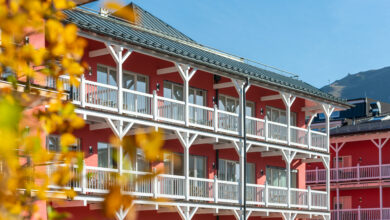 Die Fassadenfarbe Rot des Hotels Eden im Tiroler Seefeld spiegelt das Corporate Design der Hotelkette wider. © Brillux