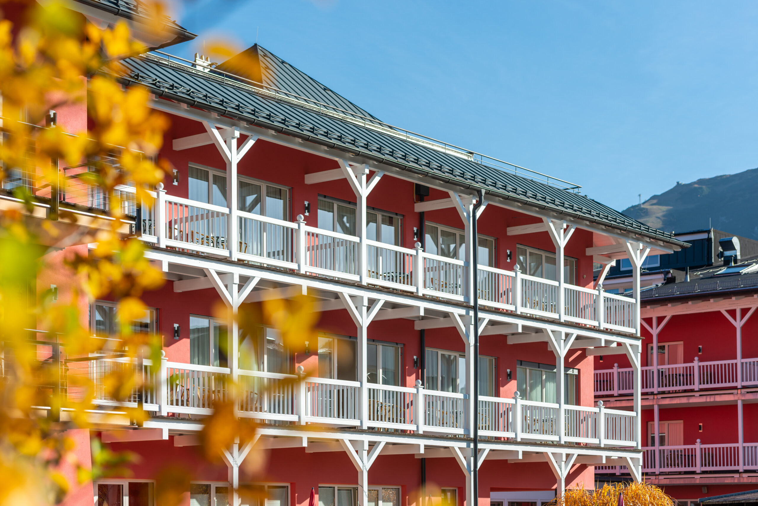 Signalfarbe Rot: Kräftige Fassadenfarben im Trend