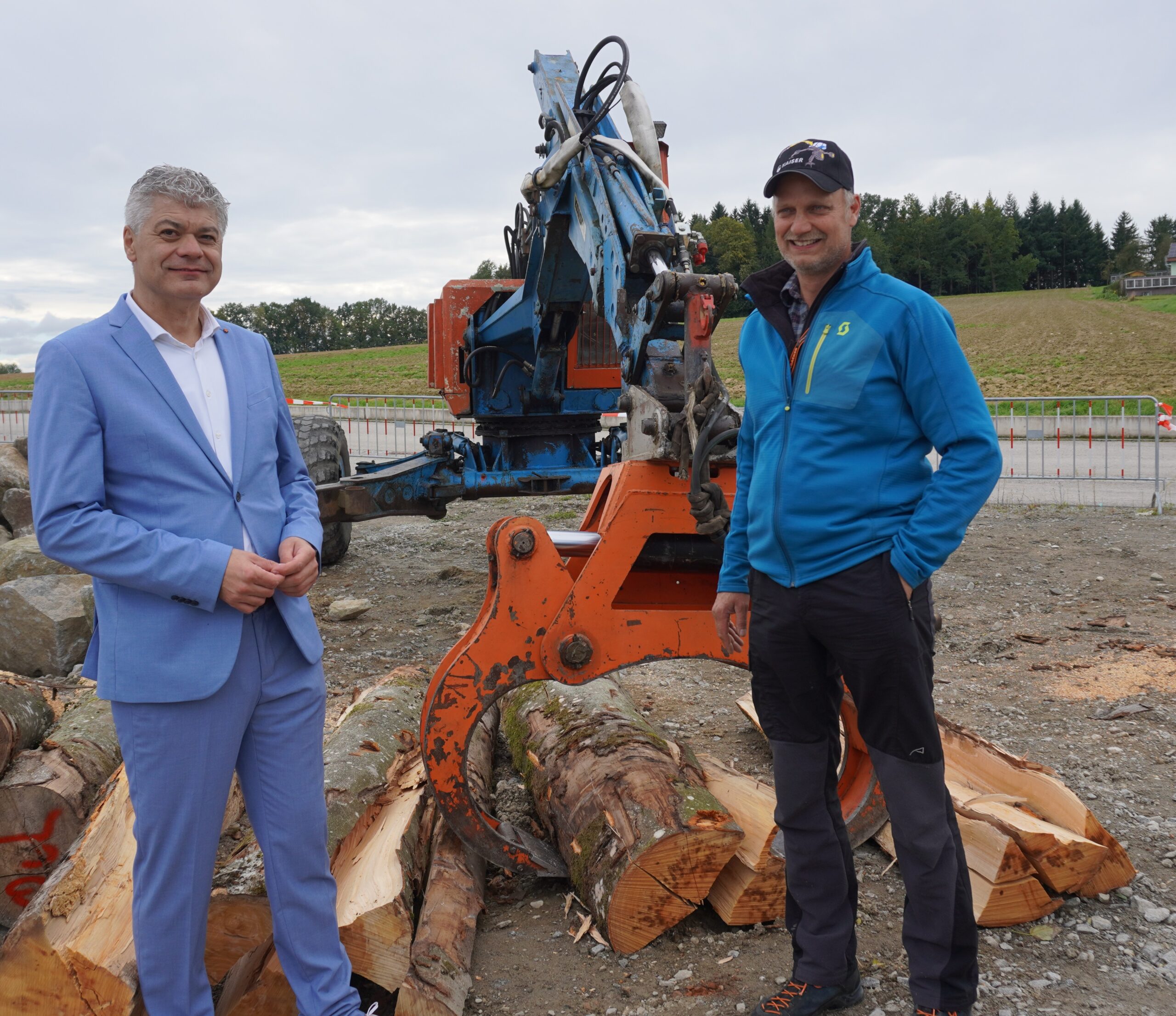 Werner Steiniger (links) mit einem seiner ersten Kunden: Der Woodcracker wird seit 20 Jahren von Landwirt Thomas Gloggner (rechts) aus Bayern nach wie betrieben. ©A.Tempelmayr