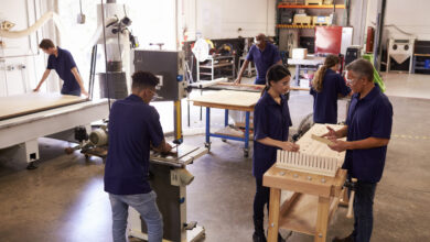 Eine praxisnahe Unterstützung der Lehrlinge auf allen Ausbildungsebenen ist essenziell wichtig für die Zufriedenheit im Beruf. © Getty Images/monkeybusinessimages