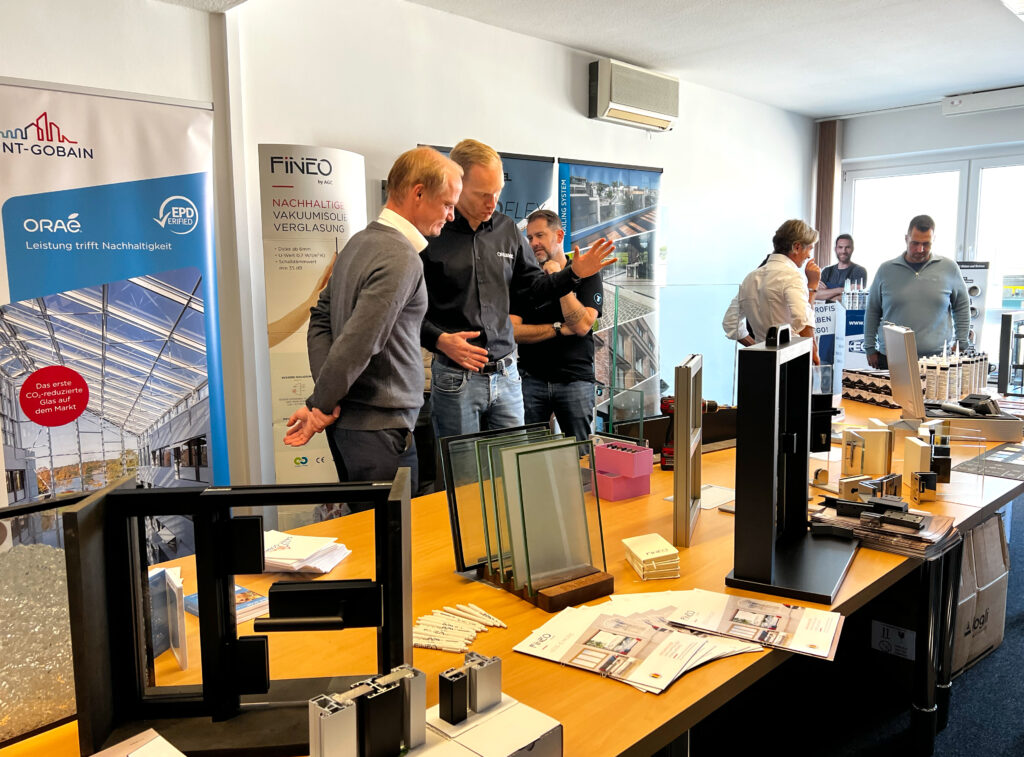 In der Ausstellung im Bürotrakt konnten Besucher*innen die Vielfalt und Qualität der Produkte der Partner erleben. © Birgit Tegtbauer