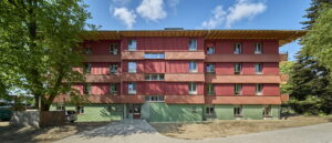 Um den Neubau optisch in den Park einzugliedern und ihn auch in die Bebauungsstruktur des Campus einzubinden, erhielt das Gebäude eine besondere farbliche Gestaltung.© Baubild / Stephan Falk