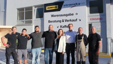 Brigitte Kirschner, Geschäftsführerin Franz Stransky GmbH, Bernhard Mucherl, Geschäftsführer Murexin GmbH (3. von rechts) und dem Murexin/Stransky-Team. © Murexin