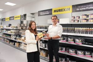 Brigitte Kirschner, Geschäftsführerin Franz Stransky GmbH und Bernhard Mucherl, Geschäftsführer Murexin GmbH, prüfen das Produktangebot in der neu gestalteten Filiale.© Murexin