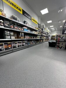 Viele Oberflächen der Filiale wurden mit Murexin Produkten gestaltet – hier die Bodenbeschichtung im Verkaufsraum.© Murexin