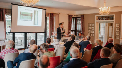 Der Verein Glaserhandwerk Kärnten lud zum 19. Symposium für Sachverständige des Glaserhandwerks und über 100 Glaser*innen und Sachverständige nahmen die Gelegenheit zu Weiterbildung und Networking am Klopeiner See wahr. © Verein Glaserhandwerk Kärnten / Monika Toff