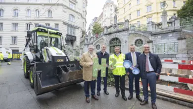 Startschuss für das Pilotprojekt CO2-neutraler Bautrupp: (v.li.) Gerhard Fida, Vorsitzender der Geschäftsführung der Wiener Netze; Peter Weinelt, Generaldirektor der Wiener Stadtwerke; Karl-Heinz Strauss, PORR CEO; Hannes Zeilinger, JCB General Manager Major Accounts Europe; Frank Zander, JCB Director Major Accounts Europe © Roland Rudolph